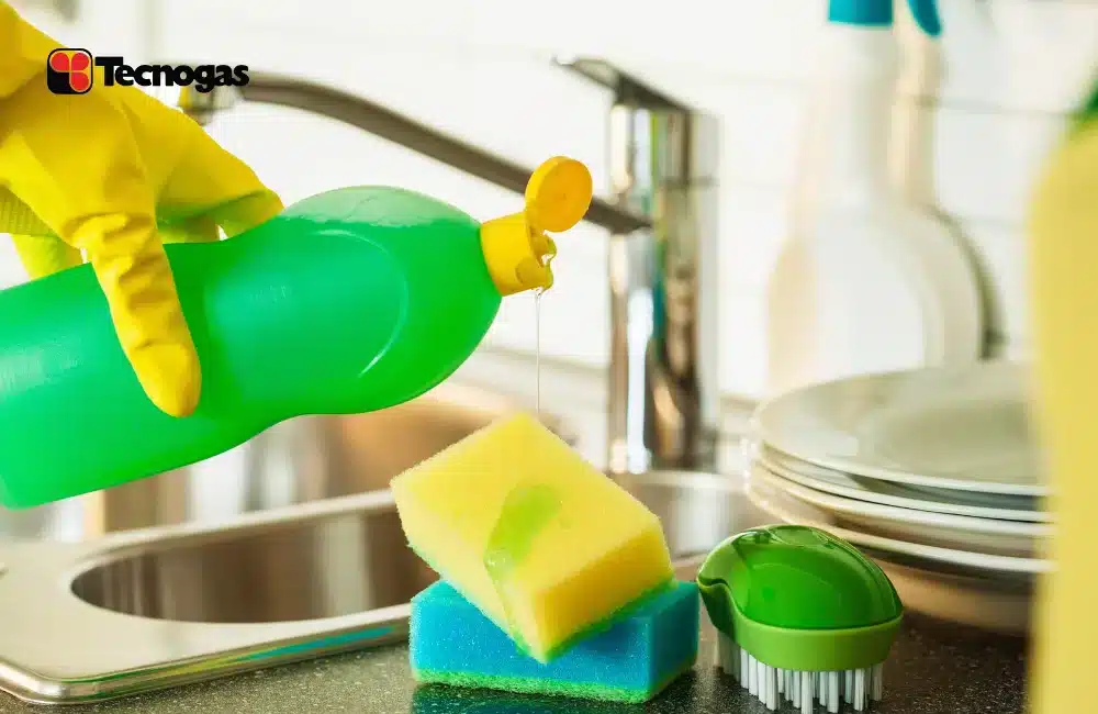 ทำความสะอาดผนังครัวด้วยน้ำยาล้างจาน