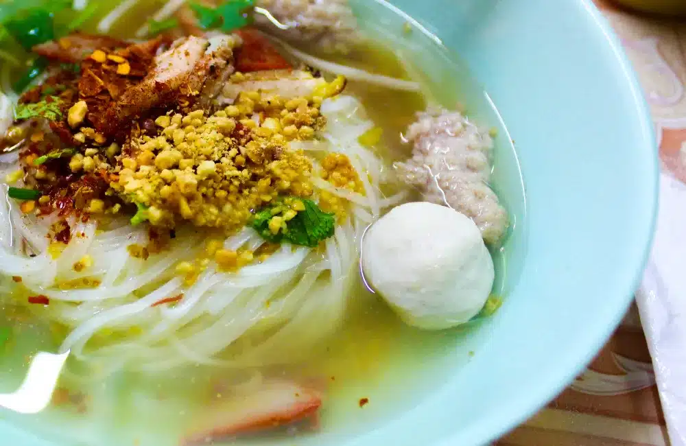 1. ก๋วยเตี๋ยวหมูสับน้ำใส 250 กรัม (180 แคลอรี)